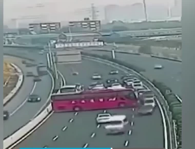 Πρωτοφανείς εικόνες σε αυτοκινητόδρομο: Λεωφορείο έκανε αναστροφή μέσα στην κίνηση και συνέχισε ανάποδα (βίντεο)
